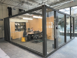 透明的玻璃办公室将来会安装触屏，集成各种办公软件，实现远程会议等功能。（孙云柯 摄）