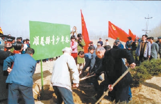 1986年各界群众在顺义栽植纪念林 杨振君摄