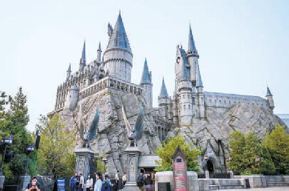 哈利波特的魔法世界景区，城堡吸引游客驻足。