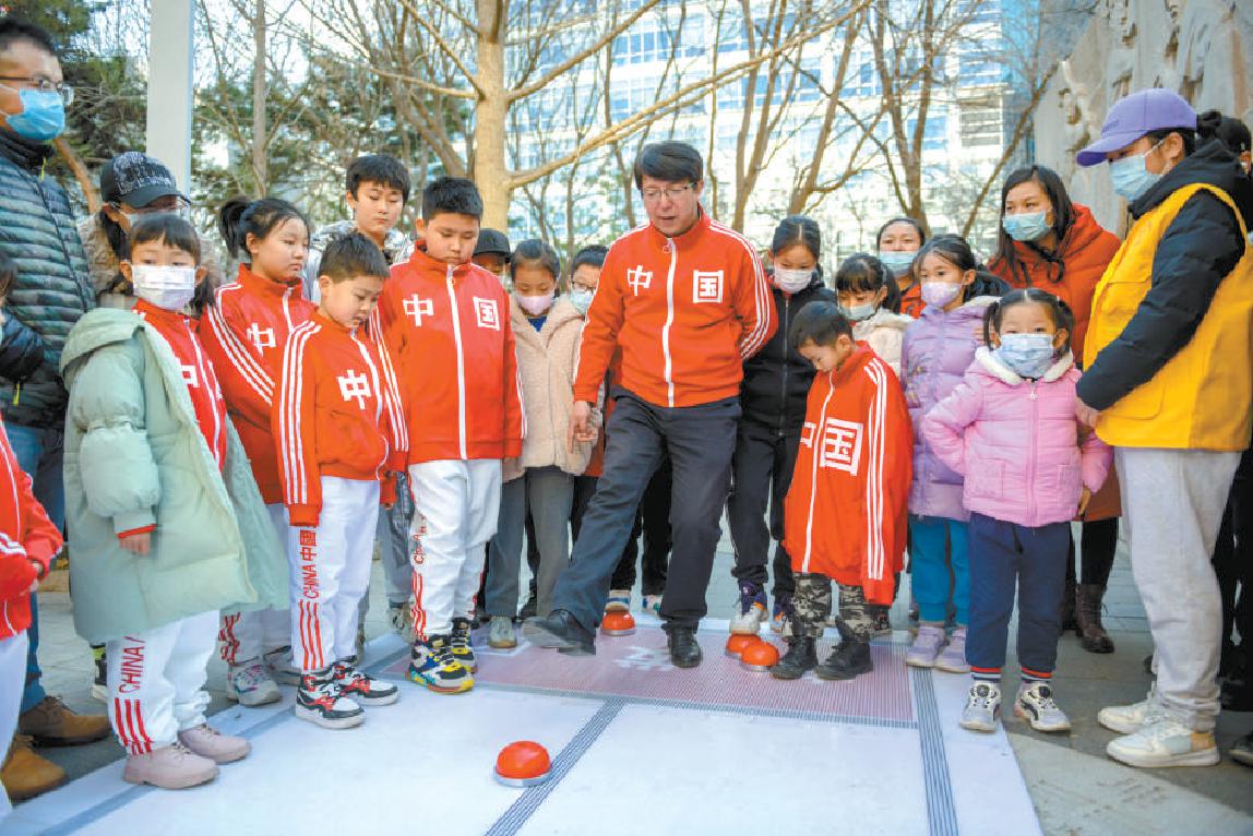 在东四奥林匹克社区公园，赵俊杰带着孩子们进行冰蹴球比赛。（潘之望 摄）