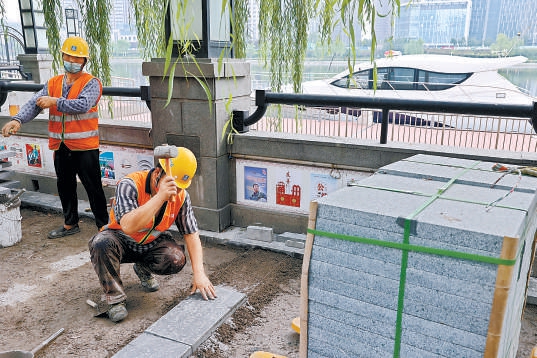 京冀运河长航线起点的二号码头附近，施工人员正在修缮两岸步道路面。