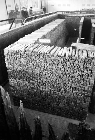 1983年12月，游客在大葆台西汉墓博物馆参观复原的一号墓墓室，图中可以看到整整齐齐层层垒起的“黄肠题凑”。 （叶用才 摄）