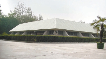 大葆台西汉墓博物馆外景，其外形是仿照汉墓封土的覆斗状造型设计建造的。