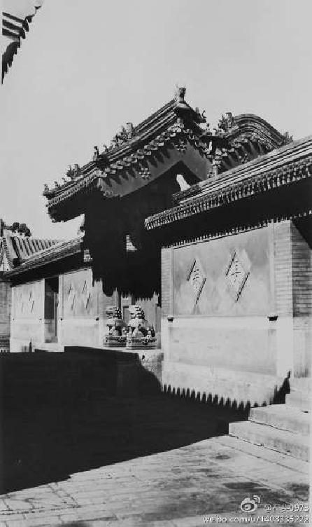 1930年代的宏恩观垂花门（二门）。两侧的墙壁上用细腻的砖雕各刻出四个斗方，左侧为“因果不昧”，右侧是“万古长青”。