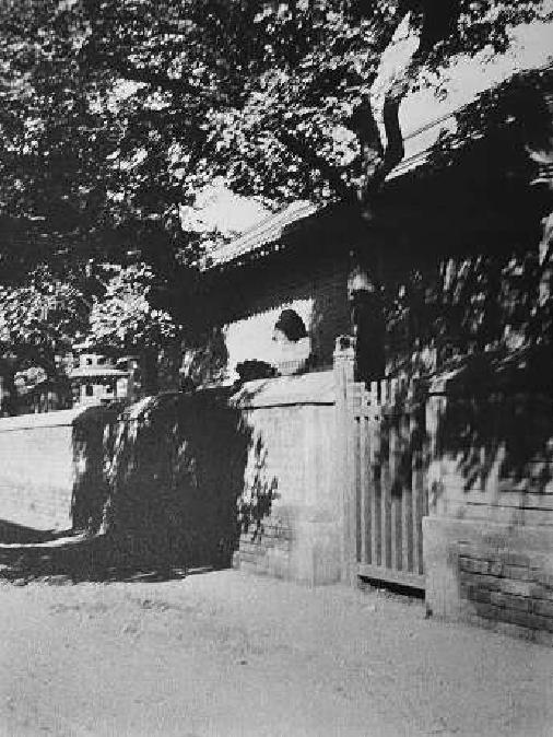 1930年代的宏恩观山门。不同于别的庙宇，宏恩观的山门坐落在高台之上，高台前还用矮墙围出一个前院，气势不俗。