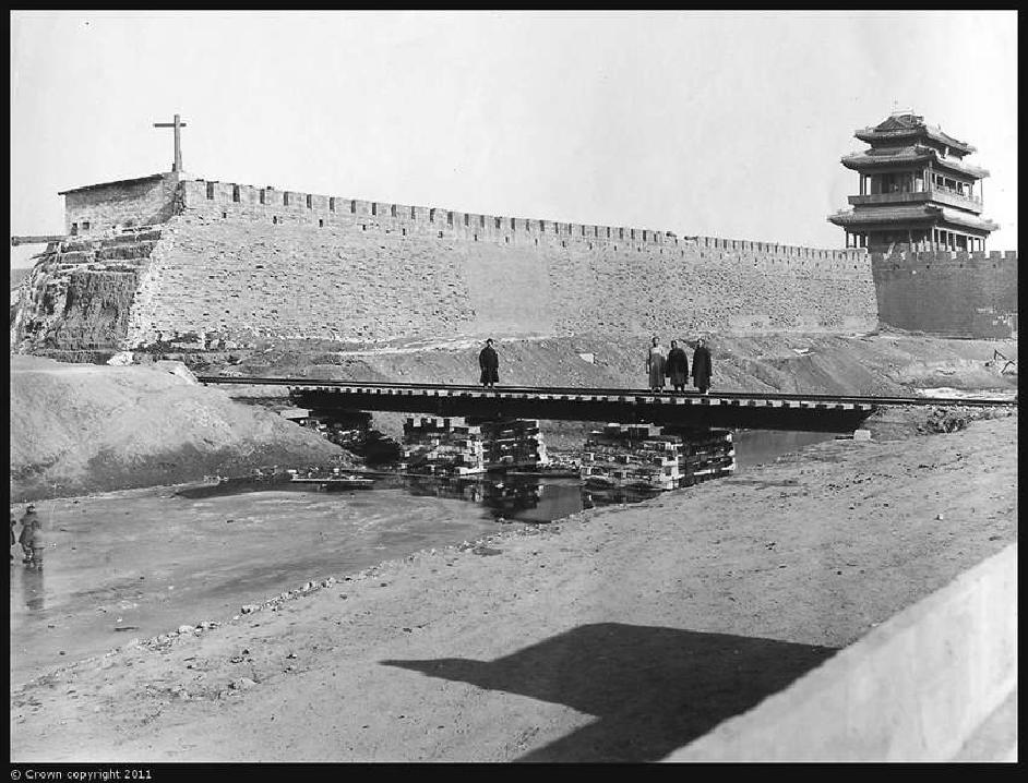 1900年，京津铁路穿越永定门西侧豁口入城，一直铺筑到天坛西门之外，并在此设置车站。