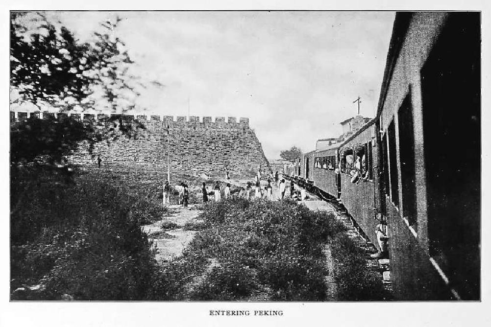 1900年，满载英印军队的火车穿过永定门西侧豁口，驶向天坛火车站。