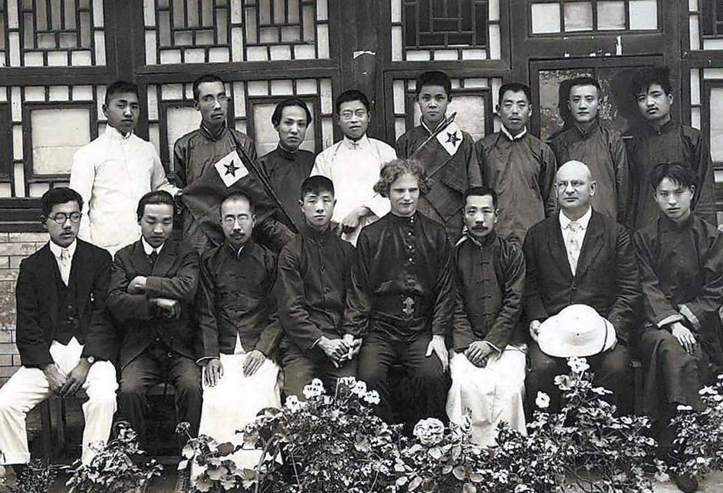1922年，鲁迅与世界语学会会员在京留影（前排右三为鲁迅）。
