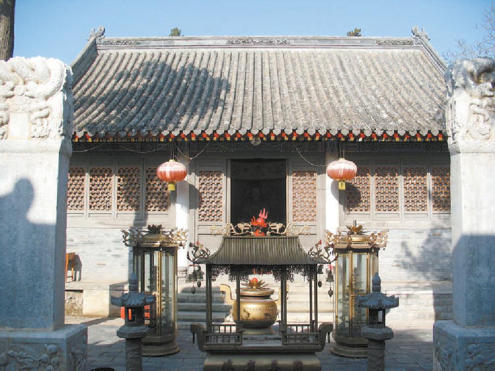 香光寺大雄宝殿，殿前为两座明代石碑。