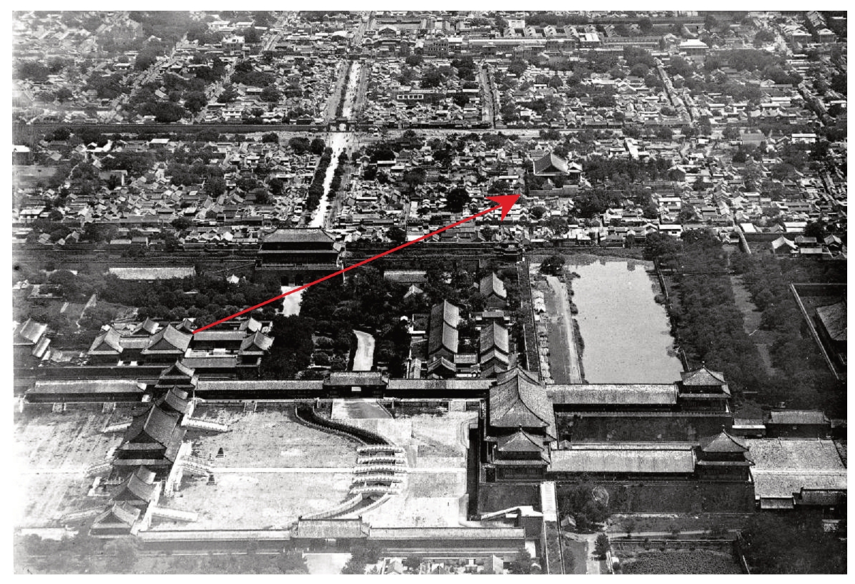 紫禁城东南部航拍图，可以清晰地看出南三所与普度寺呈45度斜角。  1924年摄