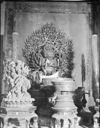 普度寺大殿西稍间的大威德金刚像  1918年至1919年摄
