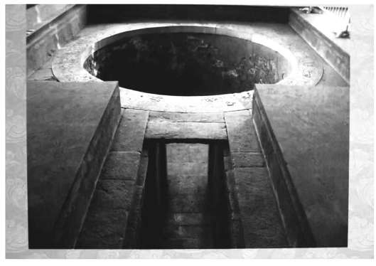 如今，抱厦东南角位置，有直径4.8米深1.5米左右的转轮坑，转轮藏已无，尚有十二块明汉白玉石雕，应是洪庆宫旧存。