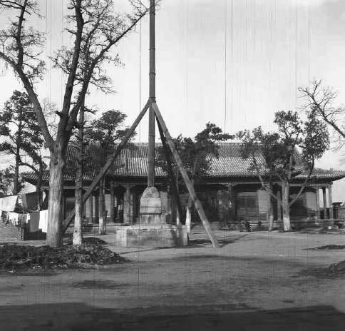 普度寺大殿及幡杆旧照。  1950年代摄