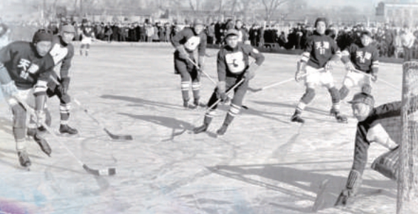 1955年春节前夕，首都举行冰上运动大会，天津市冰球代表队和北京市冰球队正在开展友谊赛。 冯文冈/摄