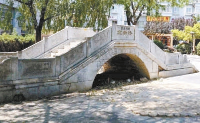 曾经复建的北新桥石桥，如今被改造为公园。
