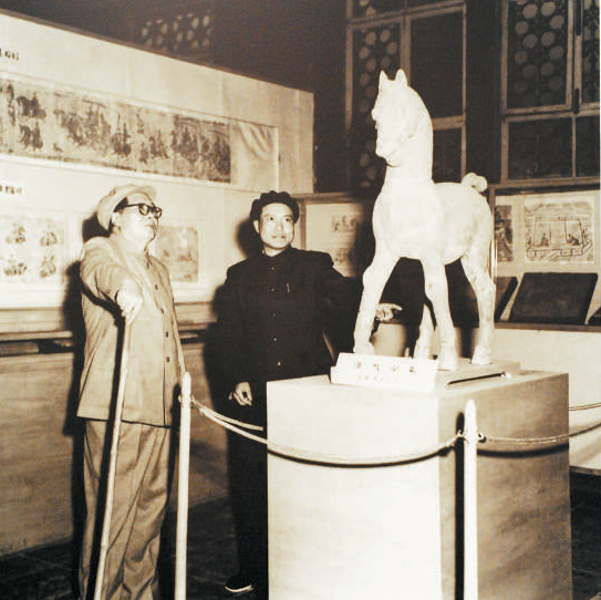 1954年，毛泽东参观北京历史博物馆。