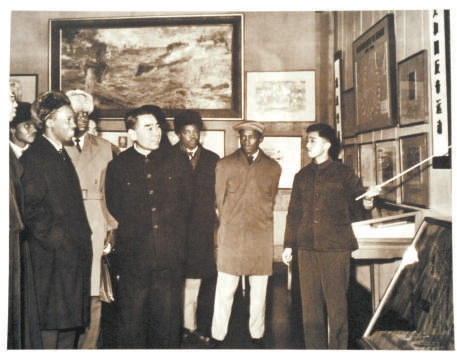 1965年，周恩来带外宾参观中国革命博物馆。