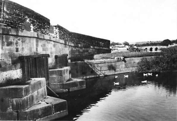 1920年代，东便门外东水关桥下的三孔出水口外侧，几只鸭子在河水中嬉戏，不远处可以看到大通桥。