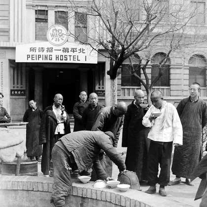 在作为“北平第一招待所”的六国饭店门前，“佛爷”和同行们从小贩那儿解决午餐问题。