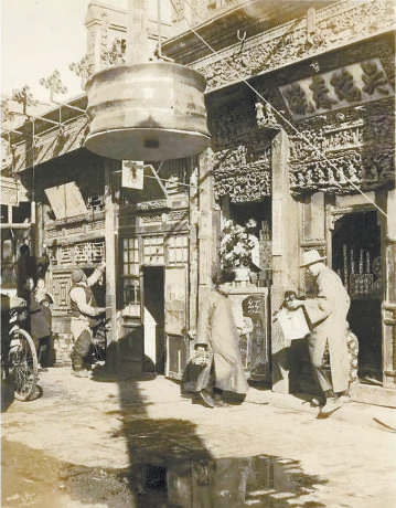 1927年的“吴瑞春号”门前，这是一家爆竹店铺。