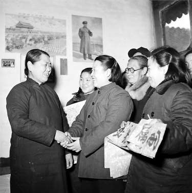 1956年2月1日，西单区油房胡同居民委员会主任白秀文和委员们到军属李春奎老太太（左一）家去慰问，并送上春联和年画。