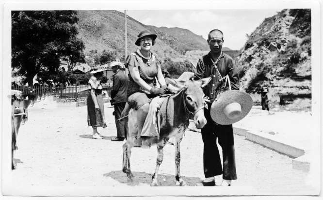 20世紀20年代末，青龍橋村民在青龍橋車站做旅遊生意，他們牽著自家的毛驢或駱駝，供在這裡下車的中外遊客觀光拍照用。青龍橋村民是延慶較早通過車站做旅遊生意的。