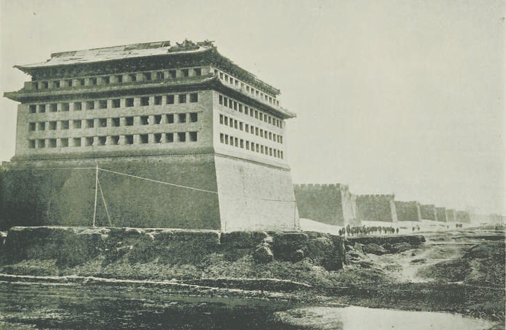 20世纪初的北京城角楼。选自山本赞七郎编著《北京名胜》
