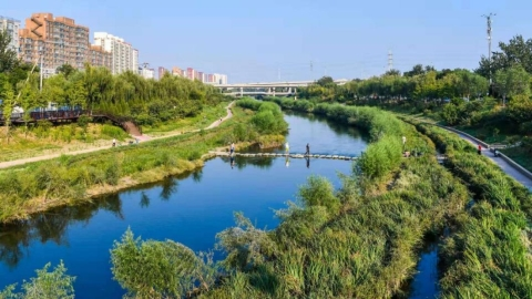 “拂堤涼水河，閒人自在行”濱水步道