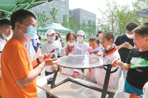 孩子们聆听科研工作者的讲解,了解大科学装置。( 董思琪 摄) 孩子们聆听科研工作者的讲解,了解大科学装置。( 董思琪 摄)