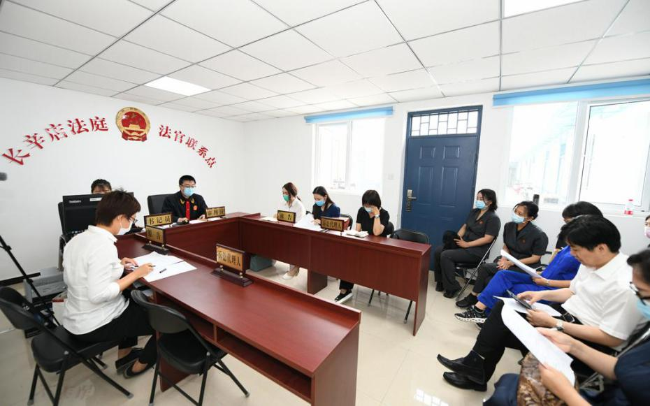 代表委员旁听庭审.png 代表委员旁听庭审.png