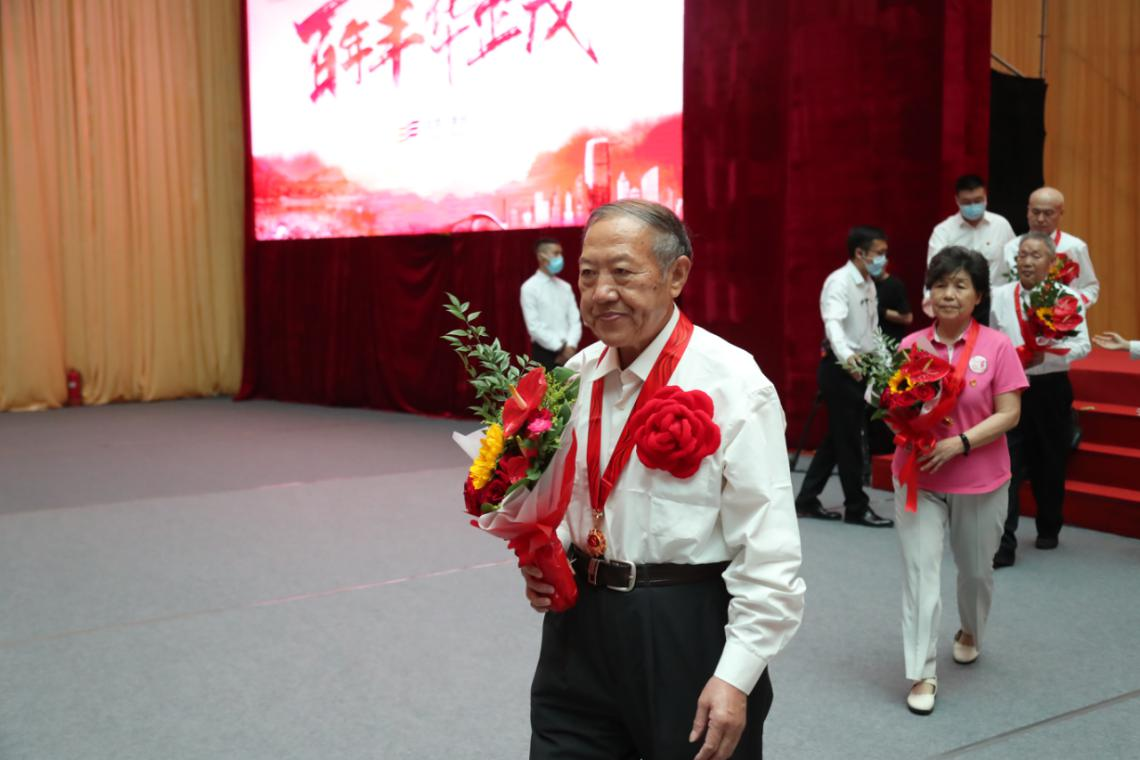 丰台区首次向部分老党员代表颁发“光荣在党50年”纪念章.png 丰台区首次向部分老党员代表颁发“光荣在党50年”纪念章.png