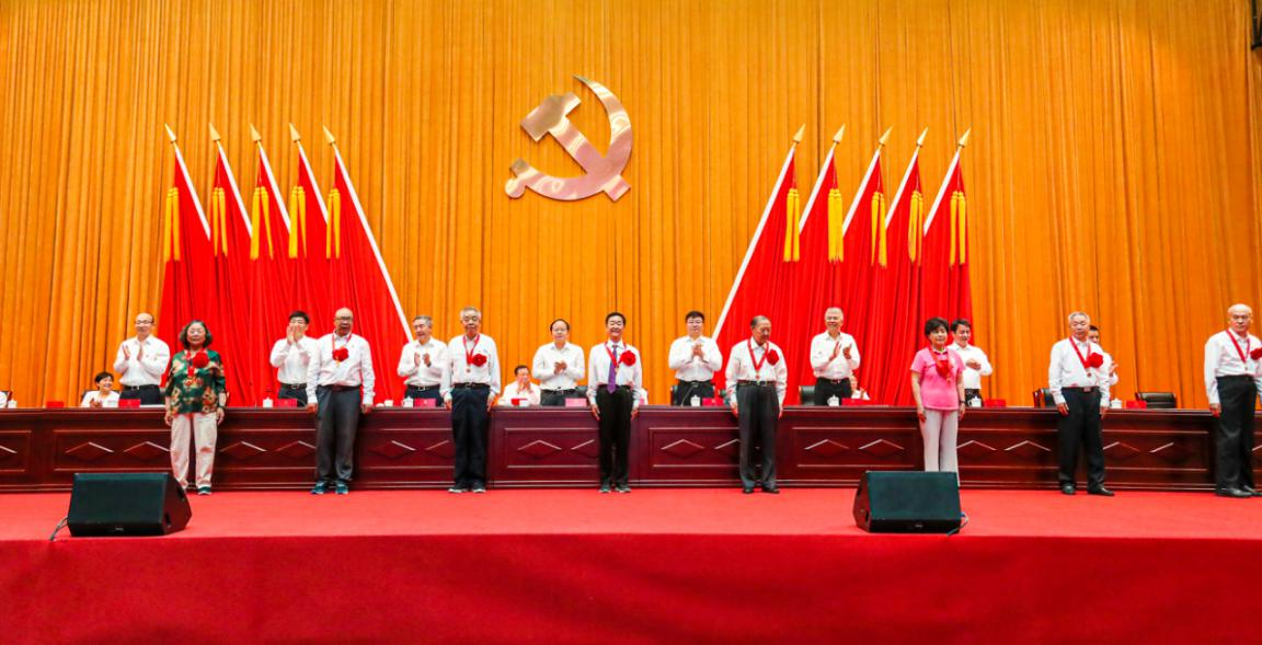 丰台区首次向部分老党员代表颁发“光荣在党50年”纪念章 1.png 丰台区首次向部分老党员代表颁发“光荣在党50年”纪念章 1.png