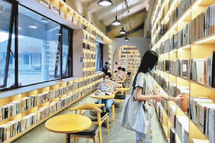 位于通州区大运河森林公园内的京杭大运河书院，定位是复合型书店及文化生活空间，已成为市民阅读休闲的好去处。（白继开 摄）