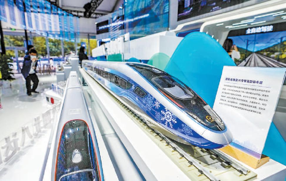 2021年9月25日，中关村论坛展览（科博会）对公众开放，现场陈列的冬奥涂装的京张高铁列车模型引人驻足。（武亦彬 摄）