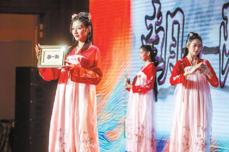 在2021北京朝阳国际文化旅游节开幕式上，10款“朝阳礼物”进行展示。（程功 摄）