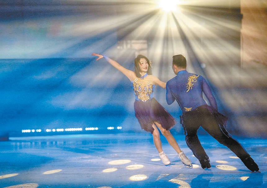 2022年1月20日晚，中国首部原创冰上舞剧《踏冰逐梦》在北京万域芳菲冰上演艺中心上演。（方非 摄）