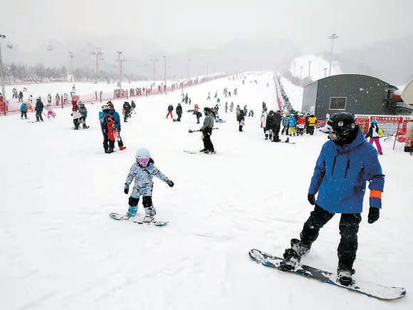 北京迎来虎年初雪，北京怀北国际滑雪场人气很旺。（姜东浩 摄）