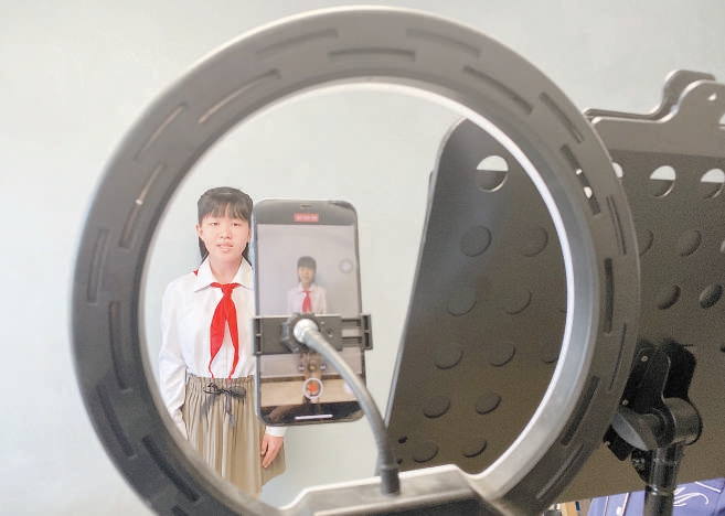 2022年5月31日,北京市崇文小学学生、东城区崇文少年宫语言表演艺术团的学员彭依涵在家长帮助下顺利完成云端庆六一诗歌朗诵会部分节目的录制。(刘平 摄) 2022年5月31日,北京市崇文小学学生、东城区崇文少年宫语言表演艺术团的学员彭依涵在家长帮助下顺利完成云端庆六一诗歌朗诵会部分节目的录制。(刘平 摄)