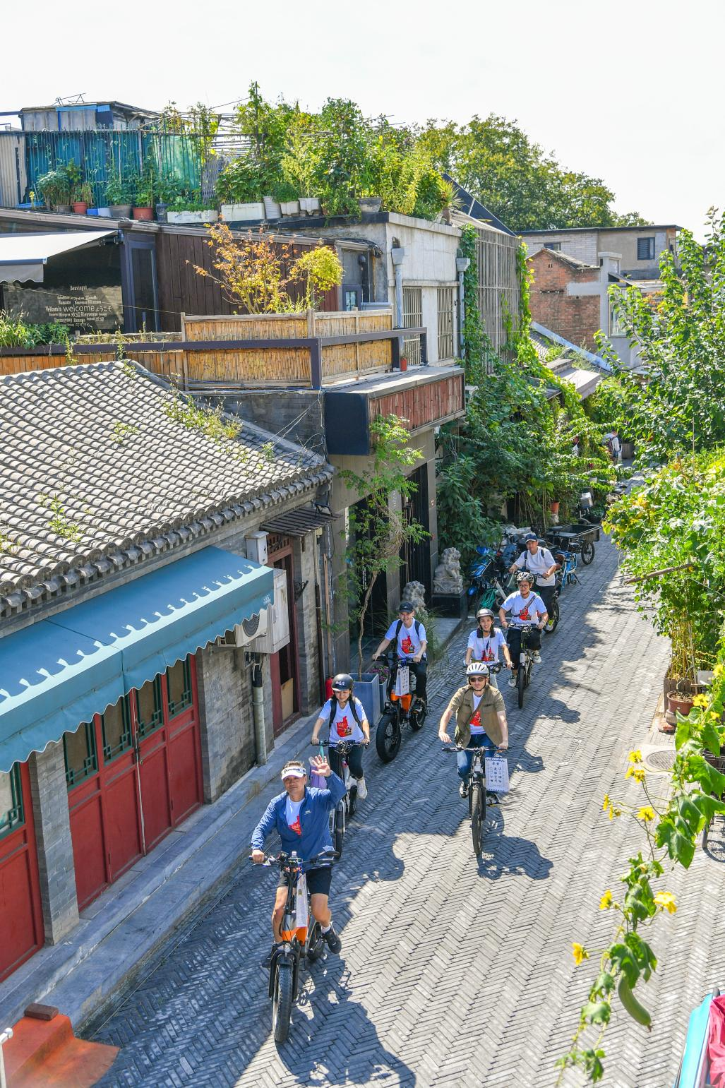 上圖：騎游出發