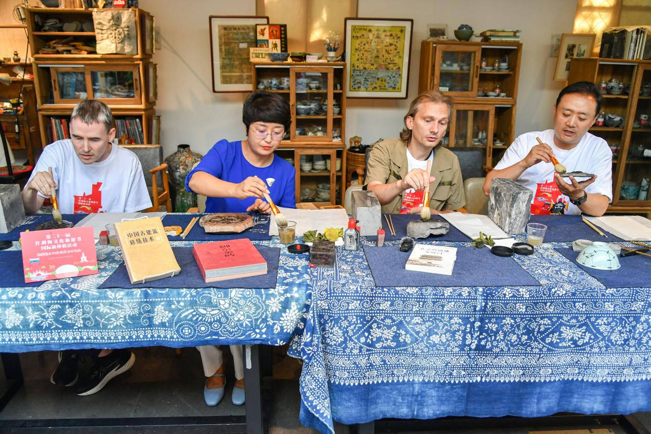 上圖：傳統文化體驗——中軸線建築拓印