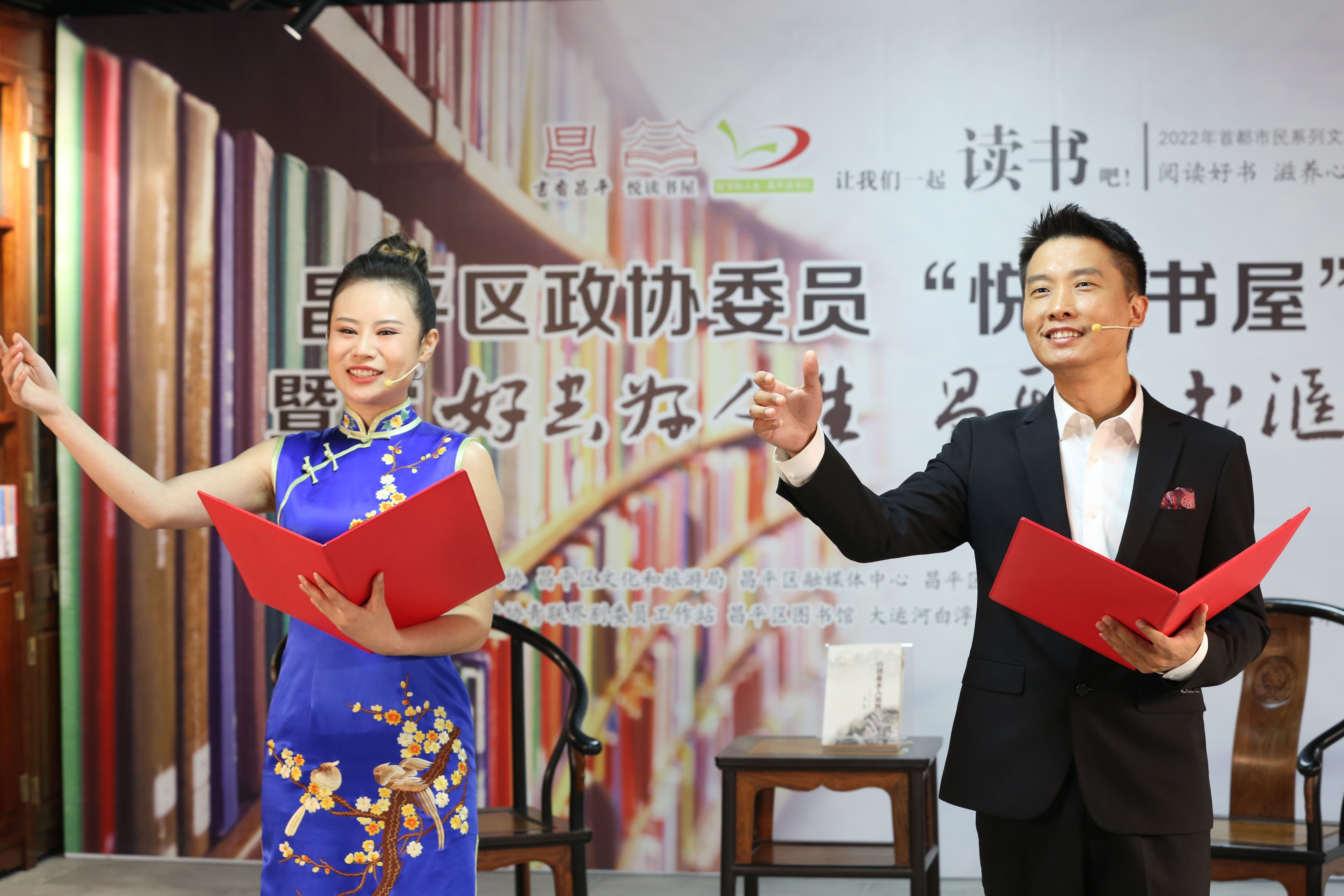 區朗誦協會主席袁丁（右一）現場朗誦詩詞