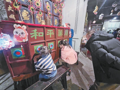 在和平菓局，游客观看杂技表演，孩子们体验拉洋片。