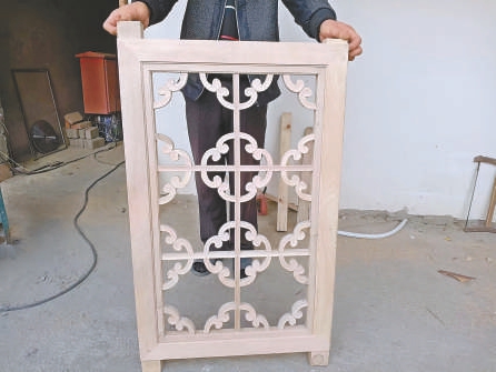 老木匠按照原工艺、原材料制作的槛窗。