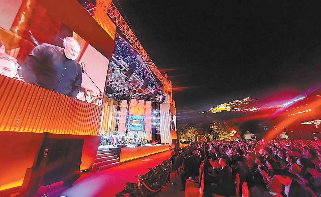 长城音乐会的大屏上清晰展现出捷杰耶夫的舞台指挥细节。