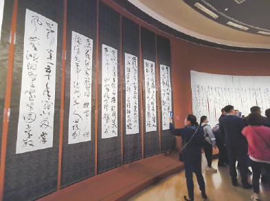 中国美术馆正在展出沈鹏作品。