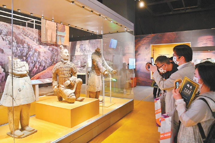 2021年5月18日，“万年永宝——中国馆藏文物保护成果展”在首都博物馆开幕。展览中，观众观看彩绘兵马俑保护成果。（邓伟 摄）