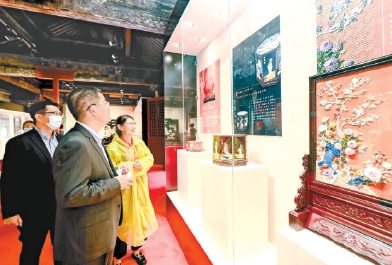 400余件燕京八绝传世精品引来众多参观者。（吴镝 摄）