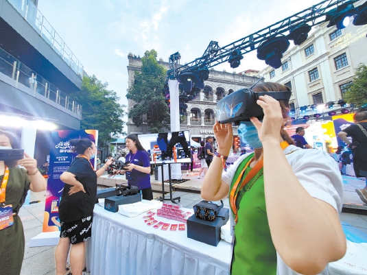 体验者戴上VR（虚拟现实）设备，真切了解老北京的风土人情。 （方非 摄）
