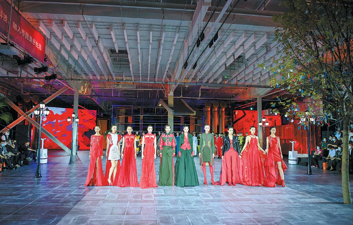 2021年9月15日晚，2021北京时装周在城市副中心张家湾设计小镇开幕。（潘之望 摄）