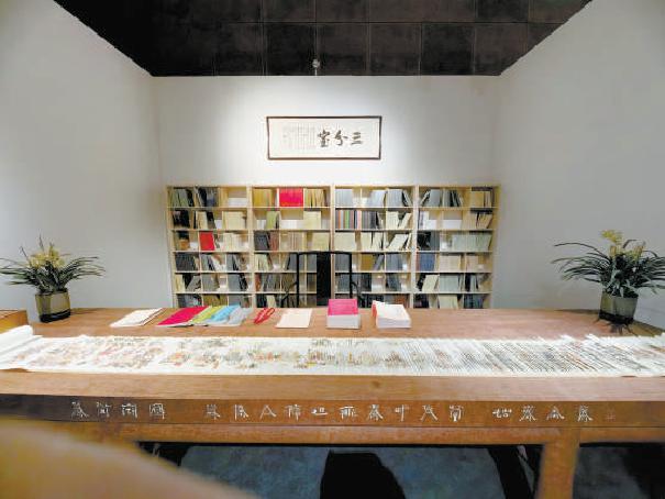嘉德书展打破了传统书展“摊位”的概念，将“收藏家的书房”搬进展览，给观众耳目一新的感觉。